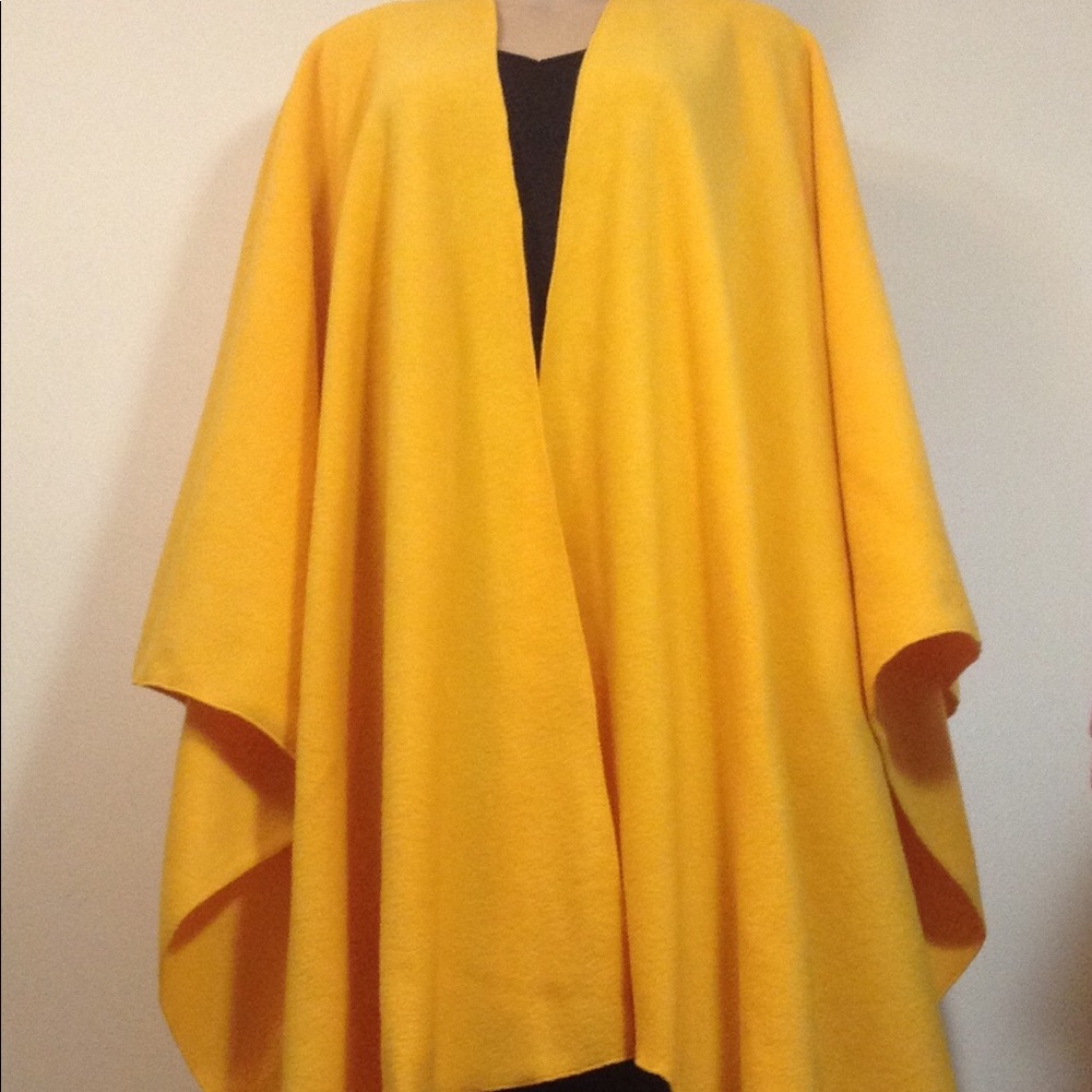 Shawl/Wrap — Fleece Fabric. - Picture 2 of 2